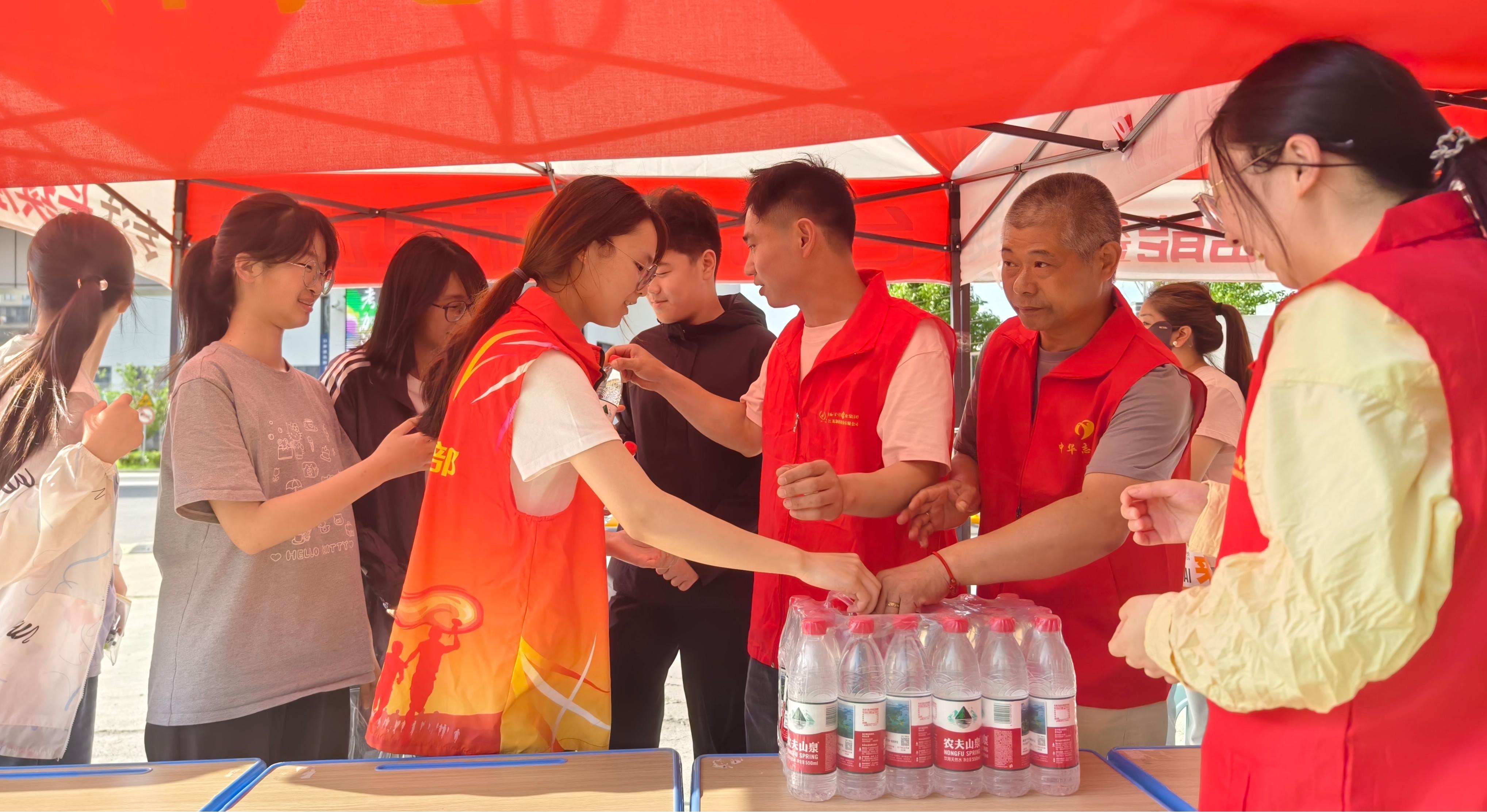 6月中考志愿服务 (4) 6月中考志愿服务 (4)